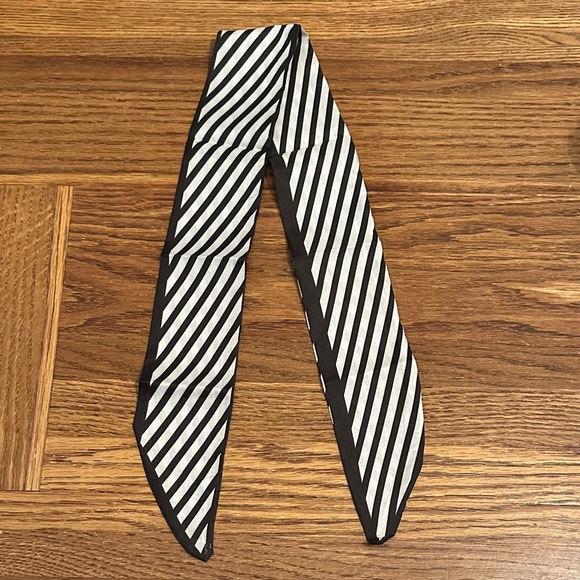The Unbranded Brand Accessories - NEW Black and White Striped Scarf
